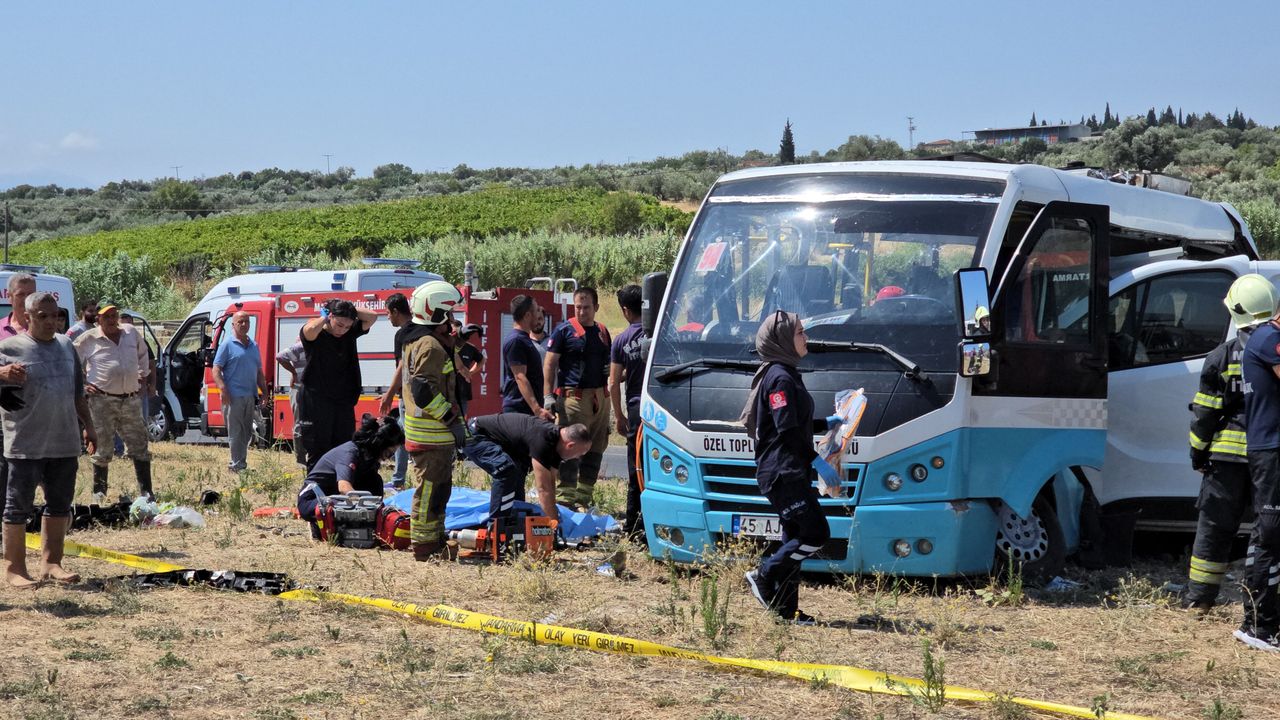Midibüs ile panelvan çarpıştı! Feci kazada 1 kişi hayatını kaybetti