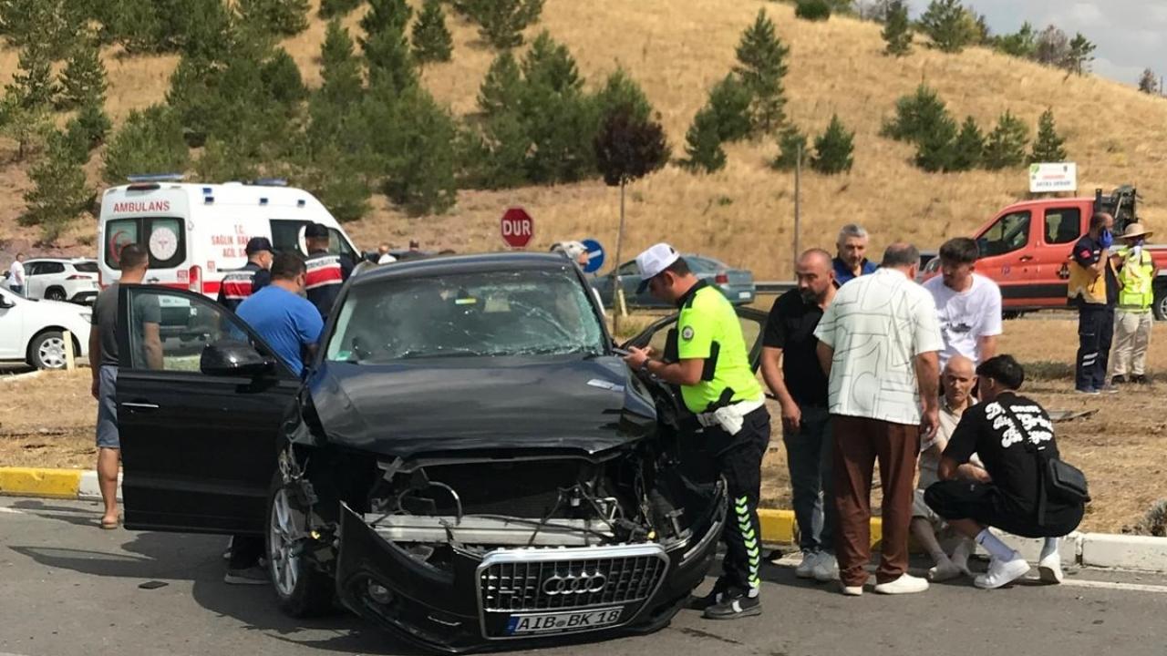 Sivas'ta feci kaza: 2 otomobil çarpıştı, 1 ölü ve 8 yaralı var