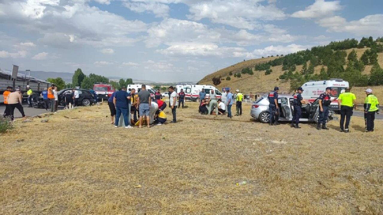Sivas'ta Kavşakta Can Pazarı! 1'i Ağır 8 Yaralı