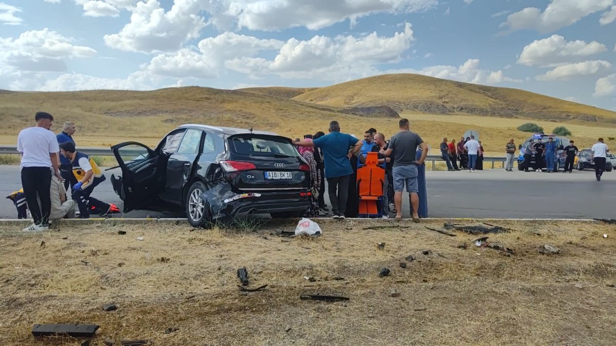 Sivas'ta Trafik Kazası: 8 Yaralı, 1'i Ağır