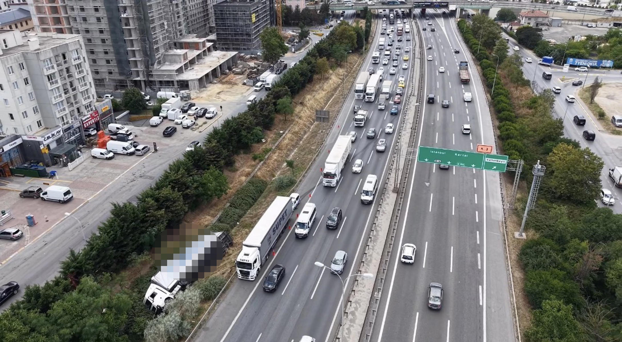 TEM Otoyolu'nda trafiği kilitleyen kaza