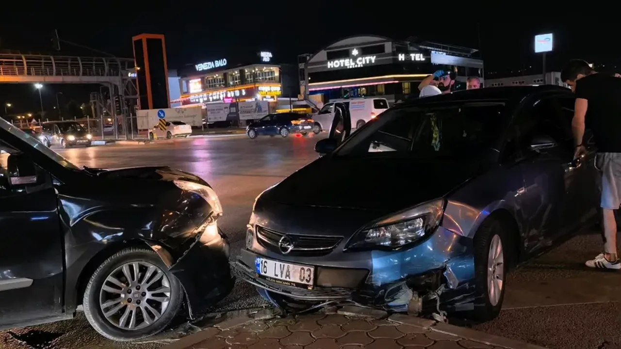 Bursa'da ışıklı kavşakta zincirleme kaza! 5 kişi yaralandı