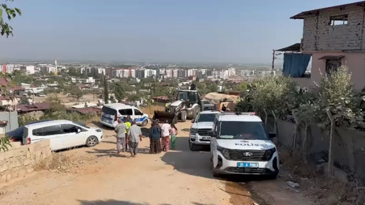 Hatay'da yokuşta feci kaza! İş makinesine çarpan sürücü yaşamını yitirdi