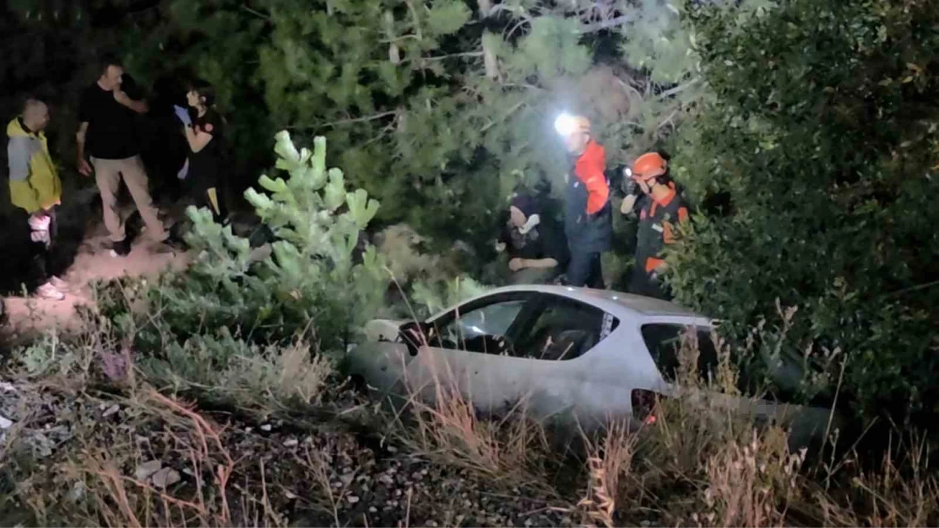Kütahya’da otomobil ile motosiklet çarpışarak şarampole yuvarlandı: 5 yaralı
