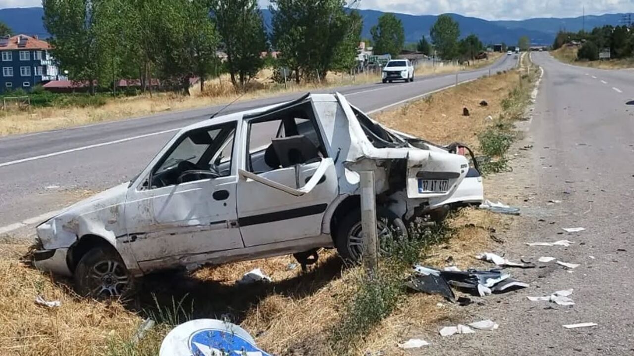 Taşköprü yolunda feci kaza: Yaralılar araçta sıkıştı