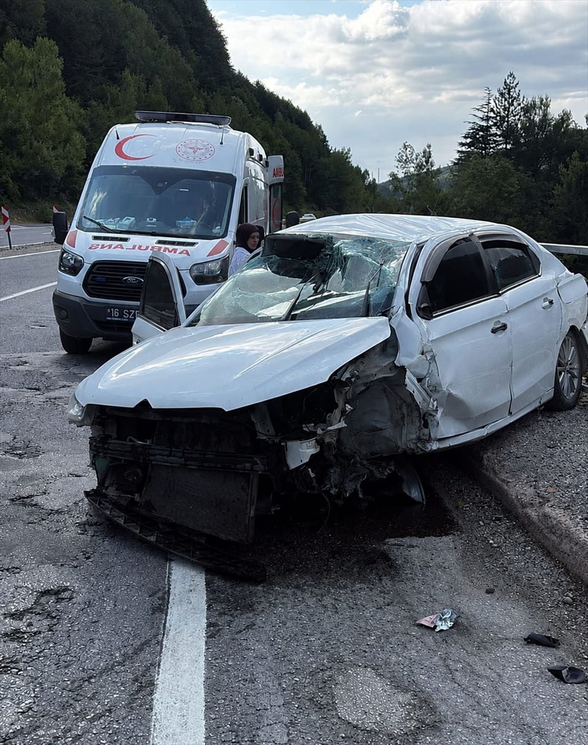 Bursa'da kaza yapan otomobildeki 5 kişi yaralandı