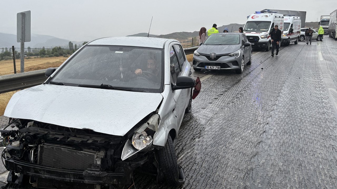 D-100 otoyolu savaş alanına döndü: Birer kilometre arayla 3 ayrı kaza