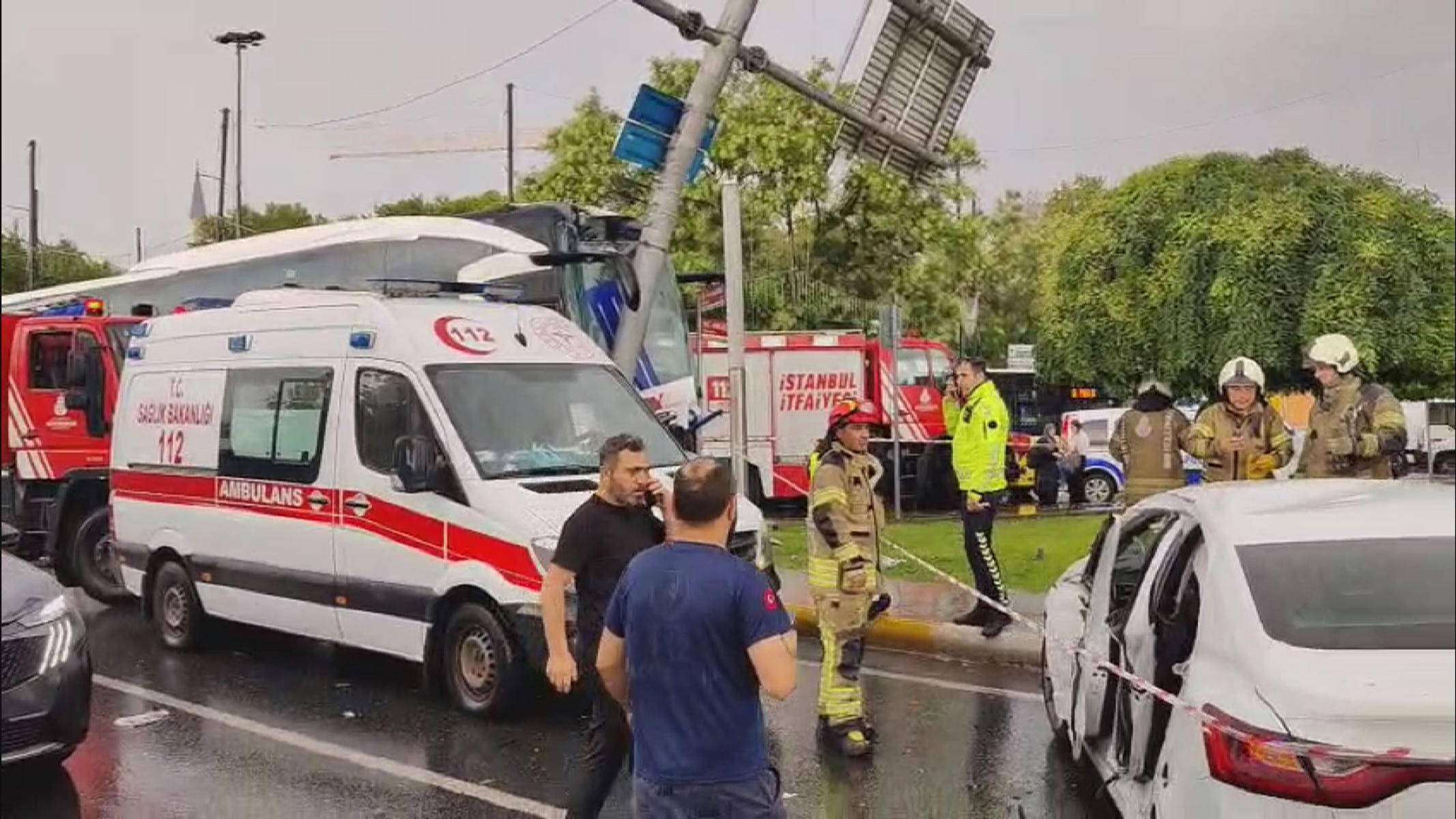 Eyüpsultan'da yolcu otobüsü otomobile çarptı. Şoför otobüste sıkıştı, çok sayıda yaralı var