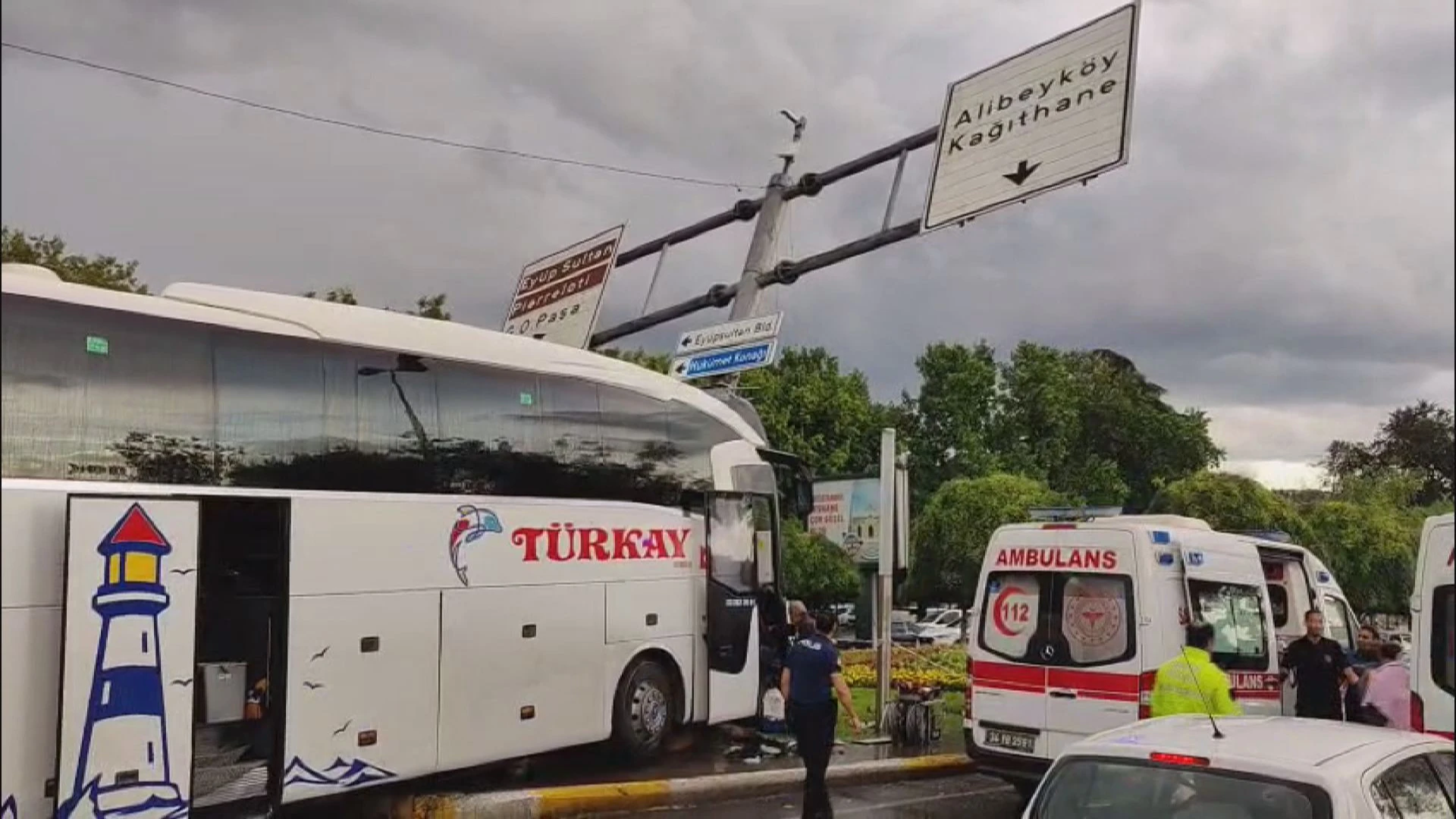 Feshane yakınlarında feci kaza! Otobüs şoförü araçta sıkıştı, ekipler alarmda | Yerel Haberler