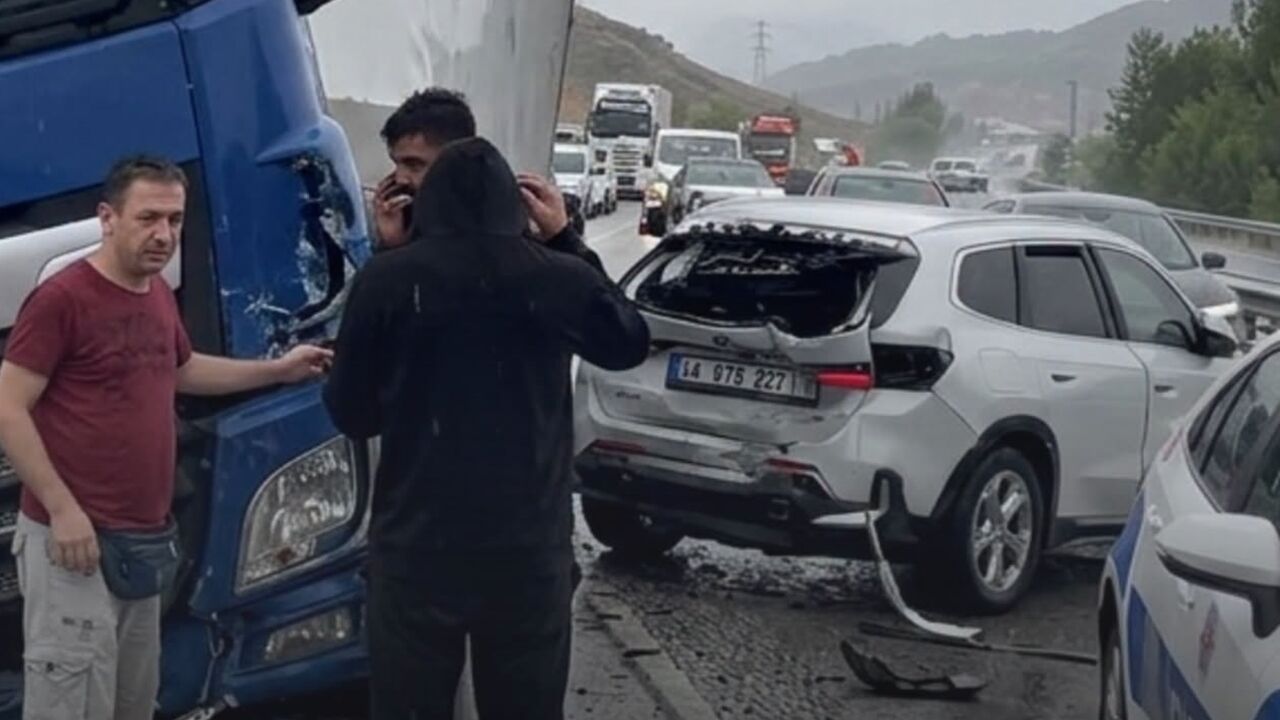 Kastamonu'da feci kaza: Çok sayıda araç bir birine girdi, yaralılar var!