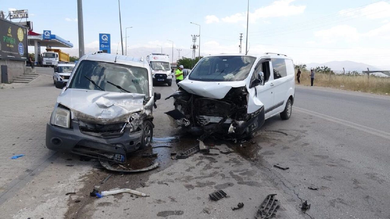Malatya'da İki Hafif Ticari Araç Çarpıştı: 8 Kişi Hastanelik Oldu