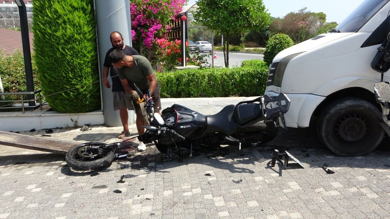 Manavgat'ta tur minibüsü kaza yaptı!