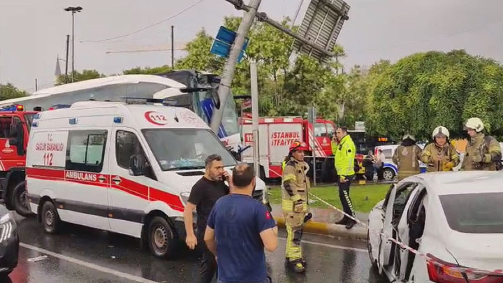 Son dakika... Eyüpsultan'da yolcu otobüsü ve otomobilin karıştığı kaza: Yaralılar var