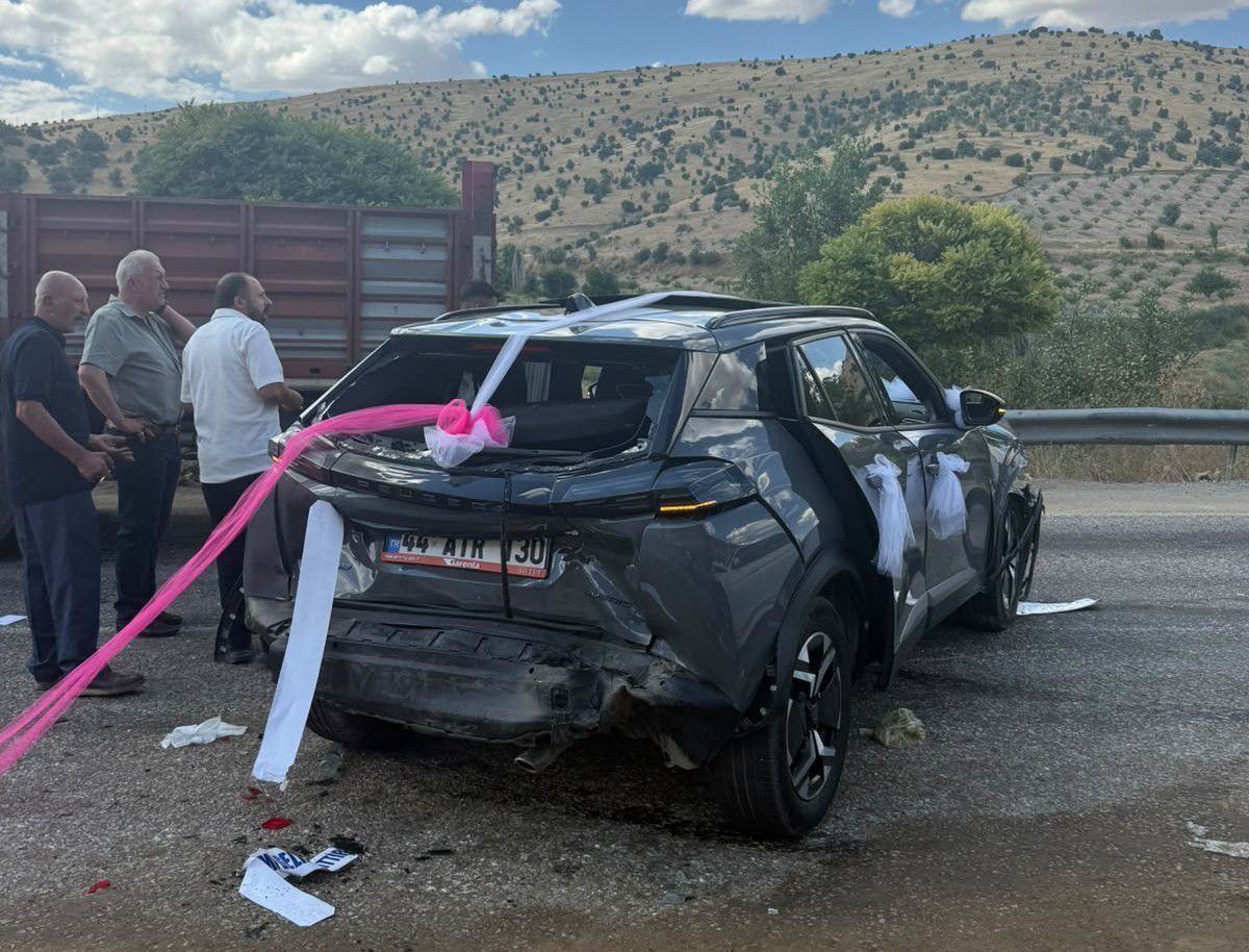 Doğanşehir'de düğün konvoyunda zincirleme kaza: 9 yaralı
