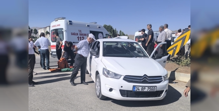 Hakkari'de yürekleri ağza getiren kaza: Kamyon ile otomobil çarpıştı, 5 yaralı