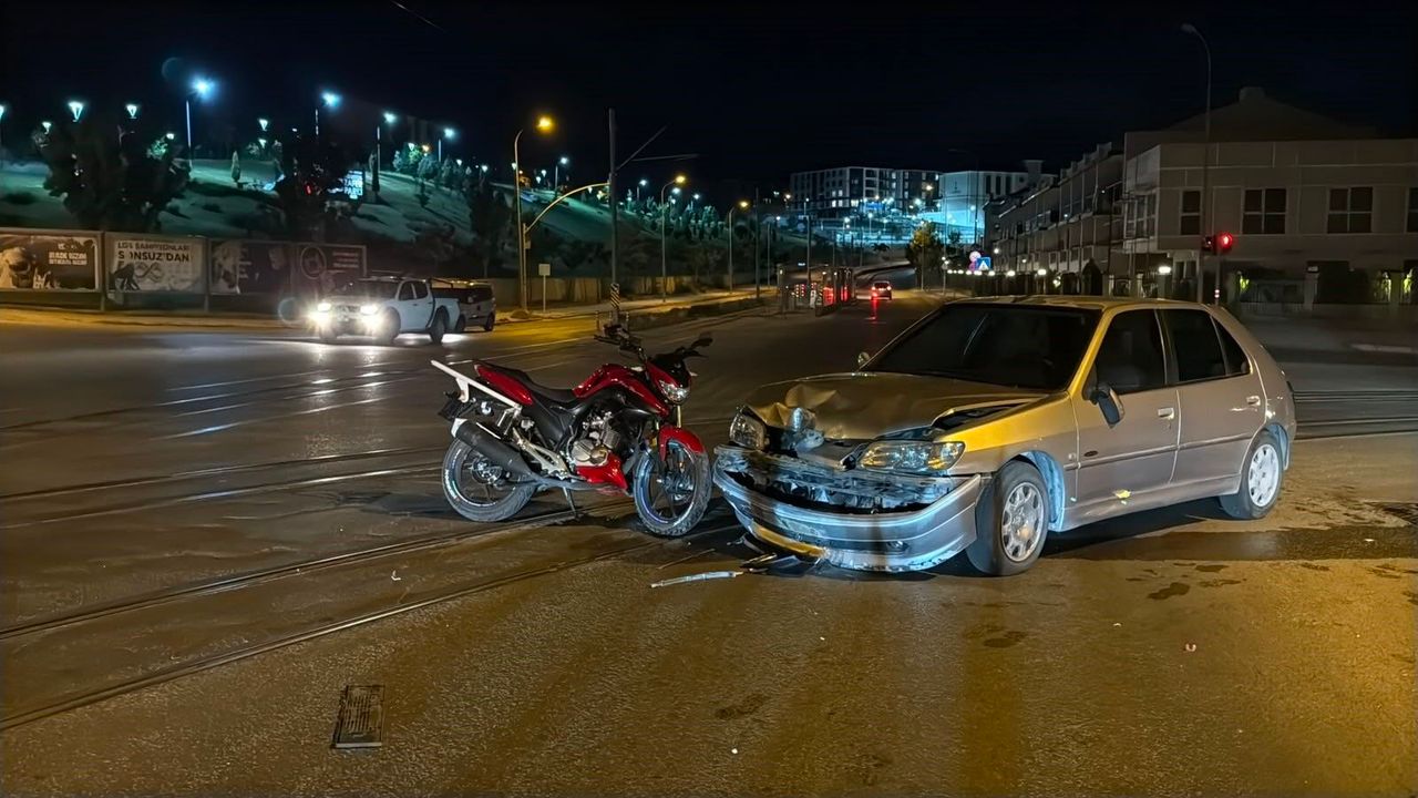 Kavşakta feci kaza! Kafa kafaya çarpıştılar...