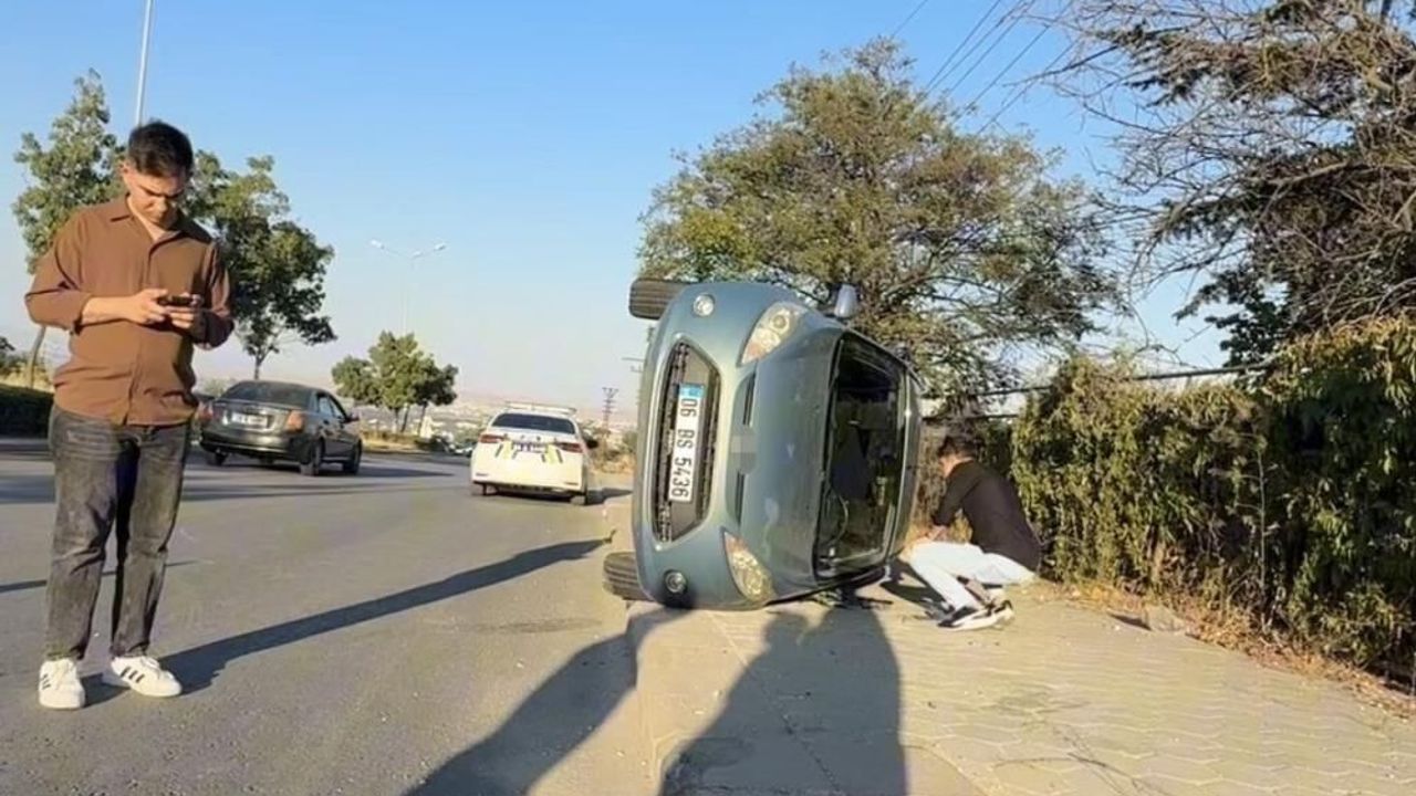 Virajı alamayınca kaldırıma yan yattı! Kaza ucuz atlatıldı