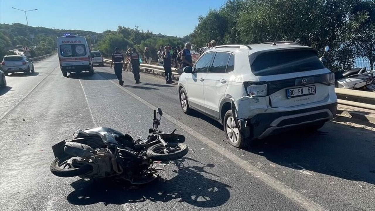 Alanya'da motosiklet kazası: Park halindeki araca çarpan 2 genç ağır yaralı