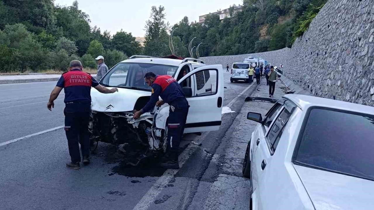 Bitlis'te iki ayrı noktada trafik kazası: dört kişi hastaneye kaldırıldı