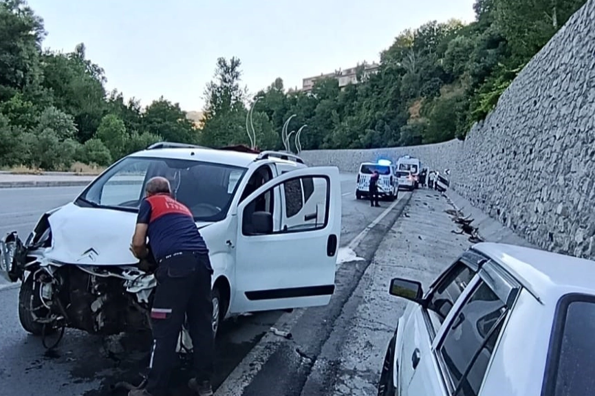 Bitlis’te iki ayrı trafik kazası: 4 yaralı