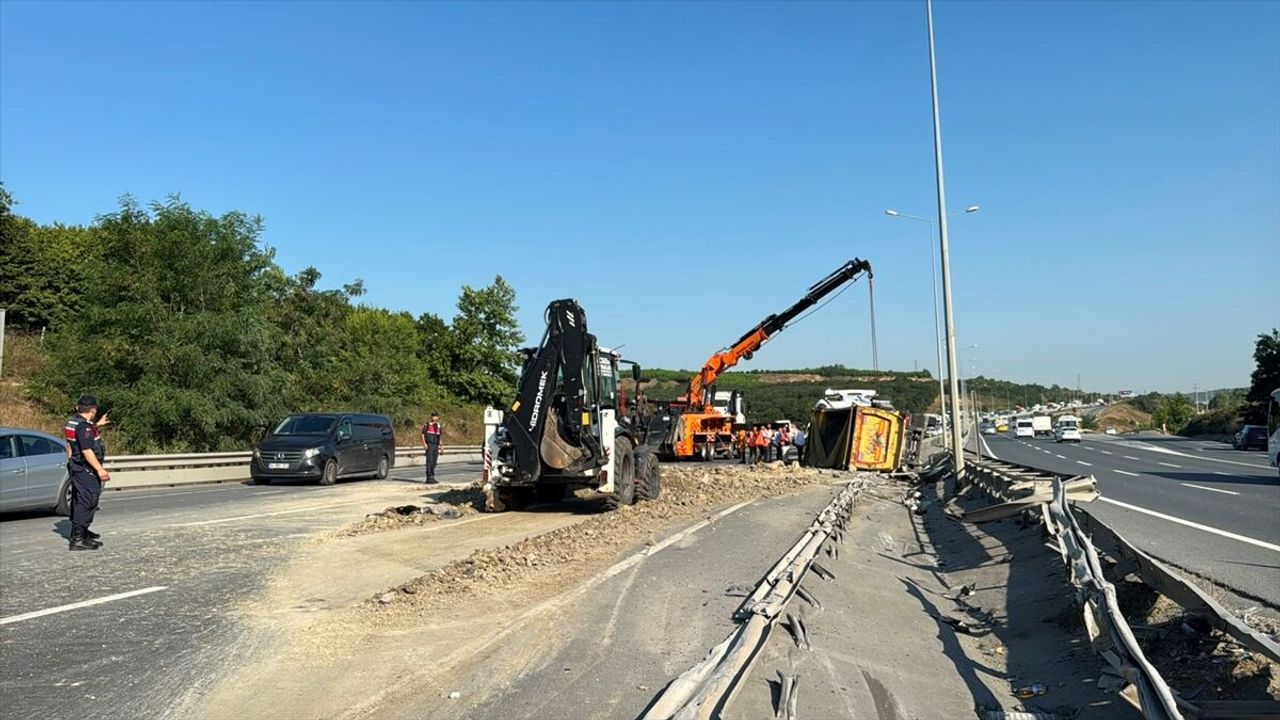 Eyüpsultan'da trafik kazası: Hafriyat kamyonu karşı şeride geçti, 2 yaralı
