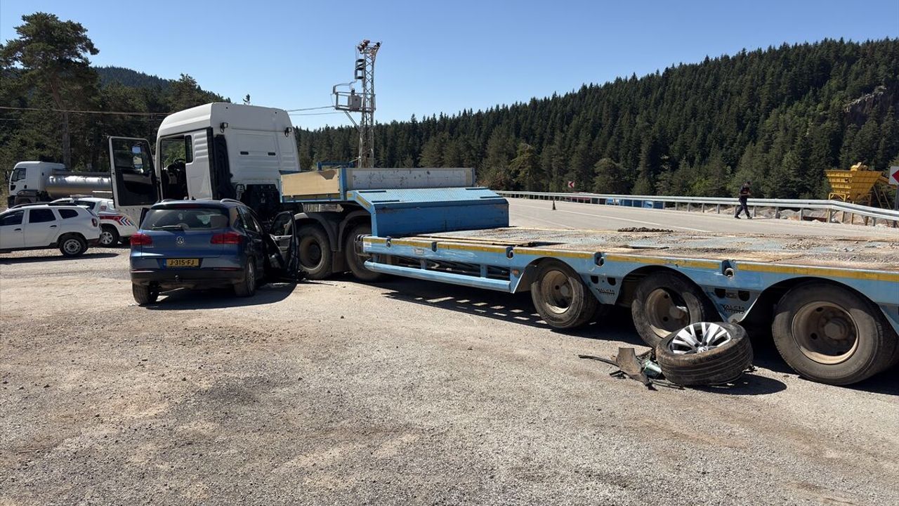 Kastamonu Devrekani'deki trafik kazasında otomobil ile tır çarpıştı: 4 yaralı