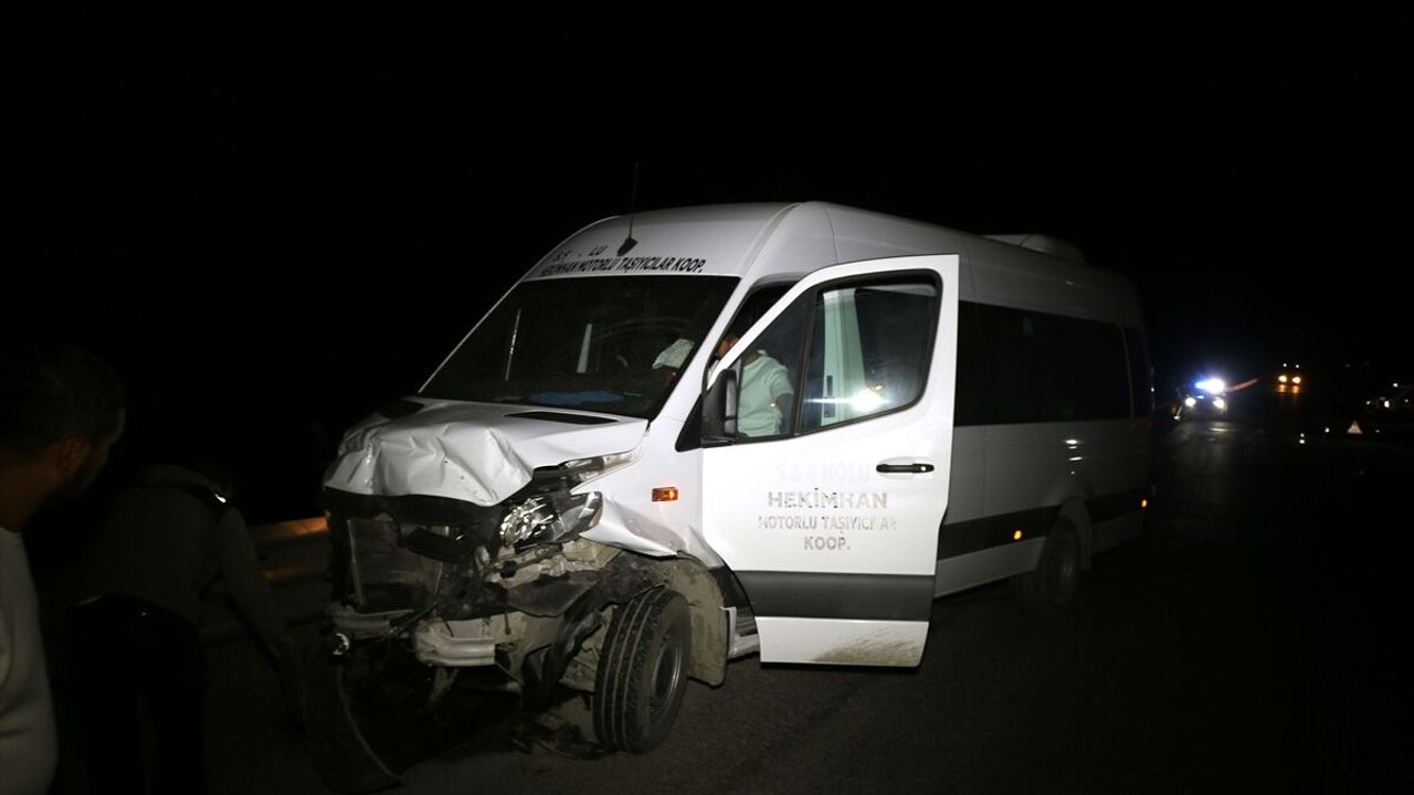 Malatya Hekimhan'da minibüsle otomobilin çarpıştığı trafik kazasında 1 ölü, 1 yaralı