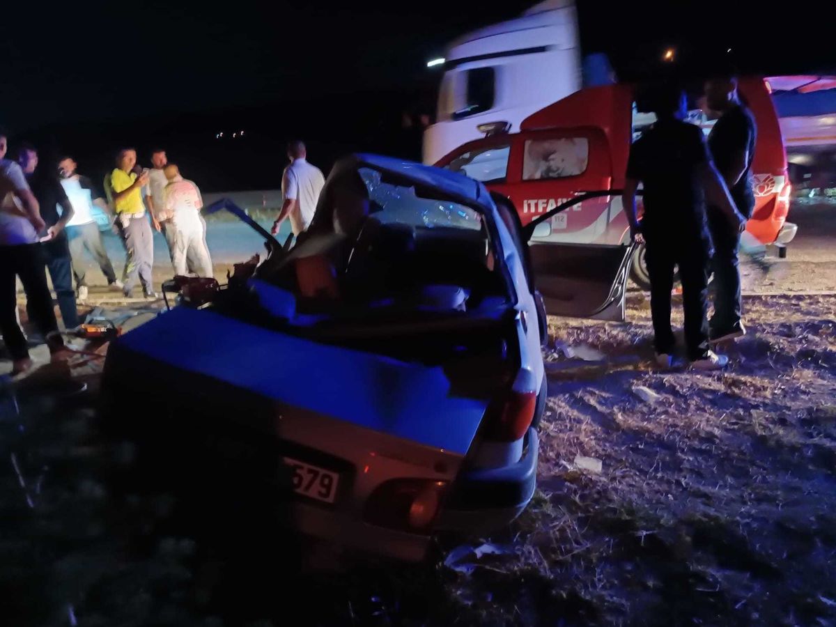 Minibüs ile çarpışan otomobilin sürücüsü öldü