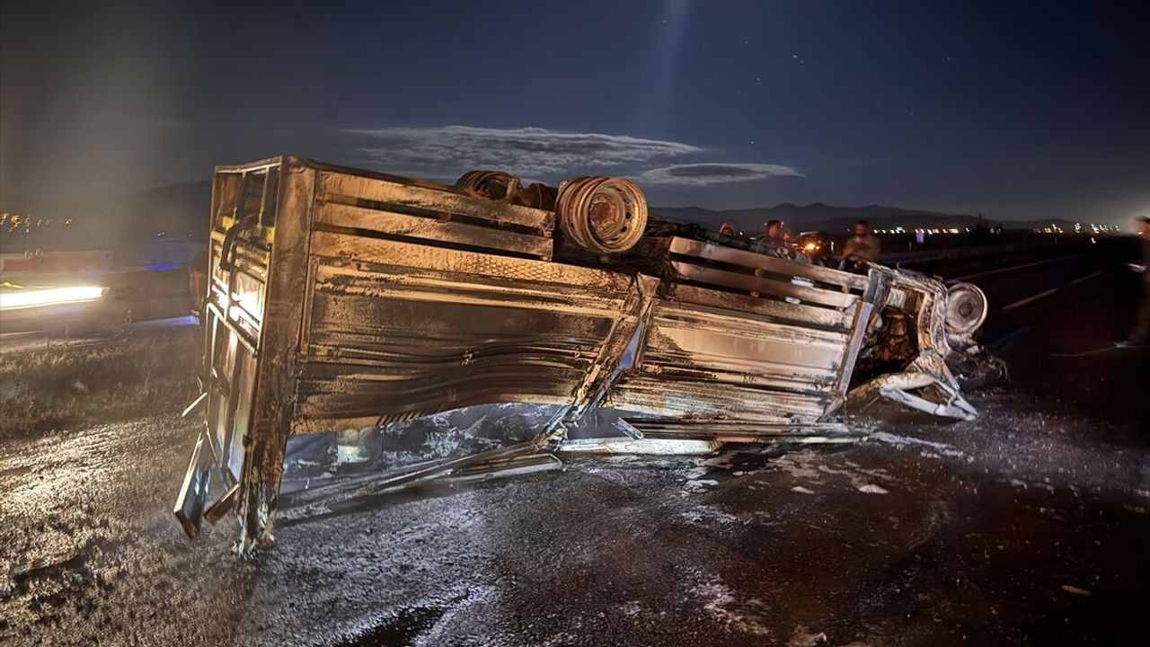 Niğde trafik kazasında kamyonet traktörle çarpıştı: 3 yaralı