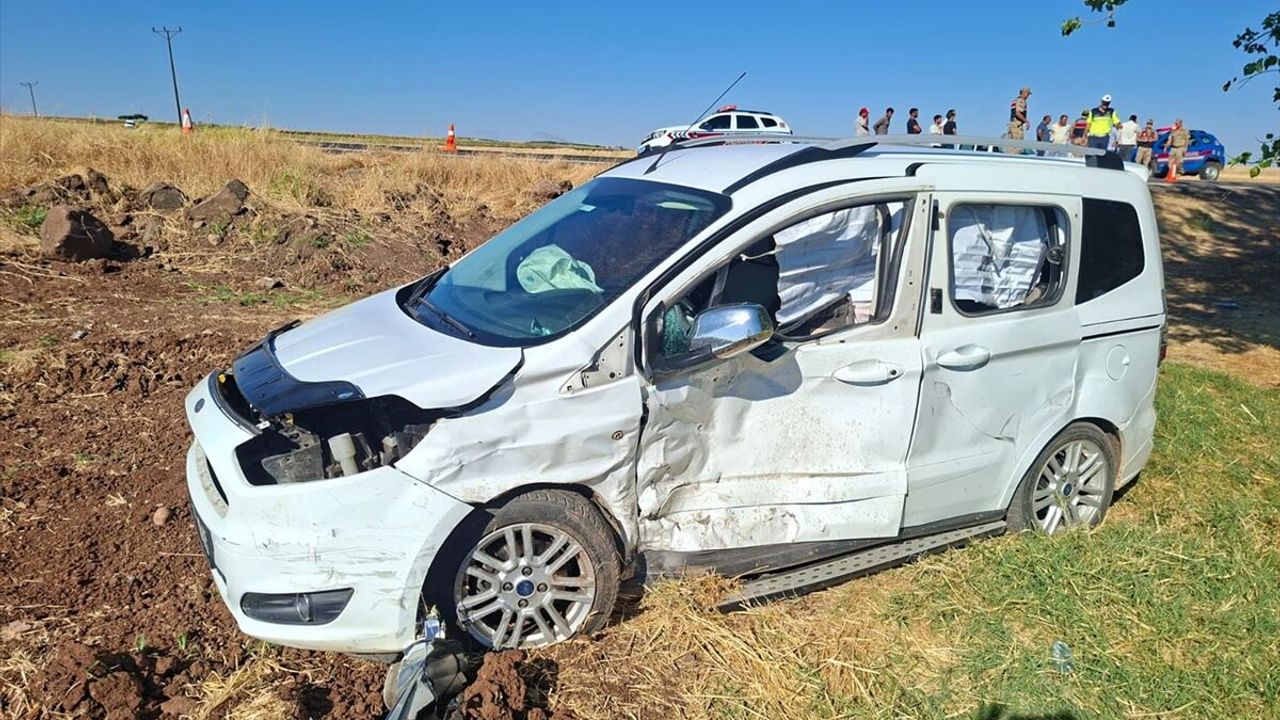 Şanlıurfa Siverek’te trafik kazası: İki araç çarpıştı, 2’si çocuk 6 kişi yaralandı