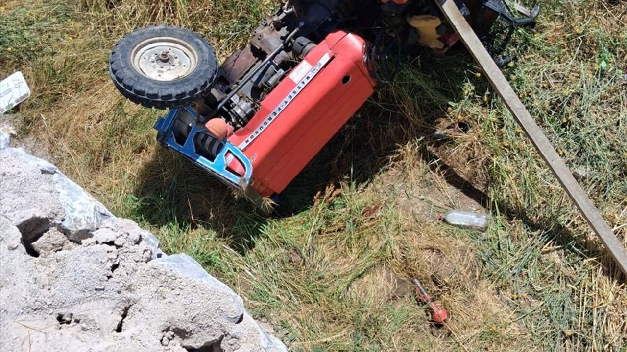 Tokat Artova'da trafik kazası: Traktör sürücüsü hayatını kaybetti
