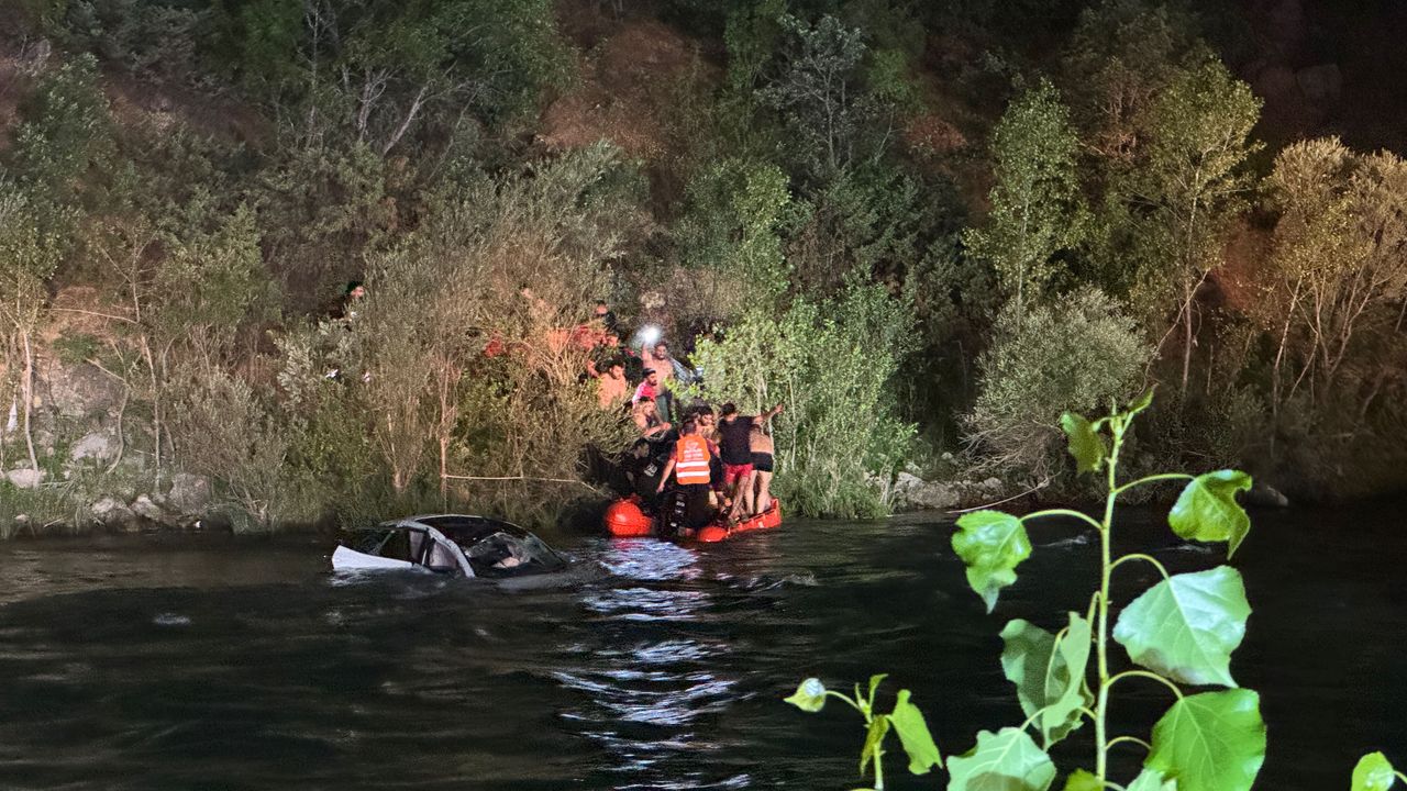 Tunceli'de trafik kazası: 200 metrelik uçurumdan Munzur Çayı’na düşen araçta 2 yaralı