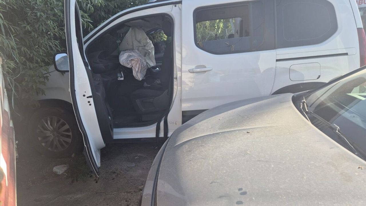 Bingöl'deki trafik kazasında otomobil ile hafif ticari araç çarpıştı: 3 yaralı