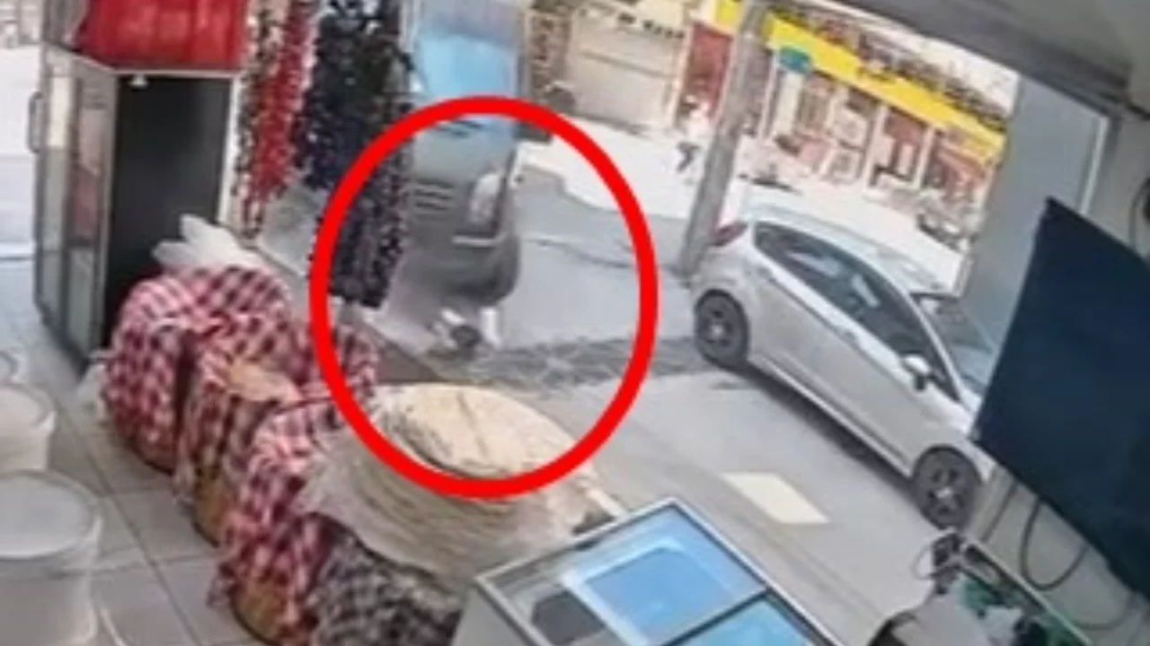 Bursa'da yürekleri ağza getiren anlar! Kargo minibüsünün çarptığı çocuk ağır yaralandı