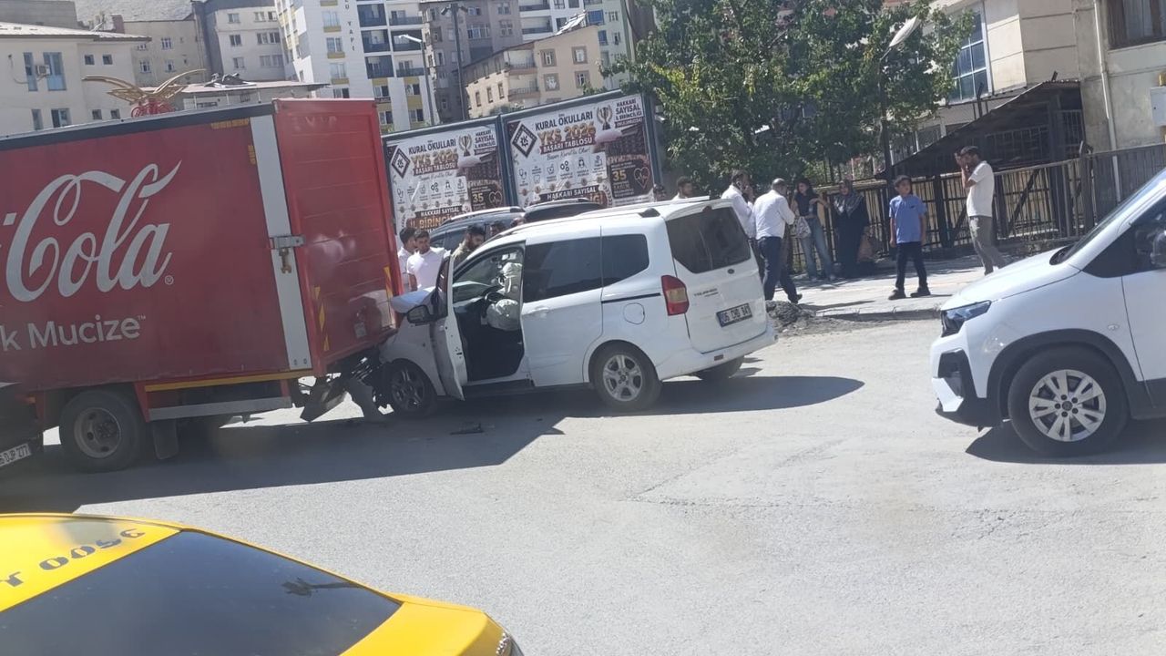 Hakkari merkezde maddi hasarlı trafik kazası